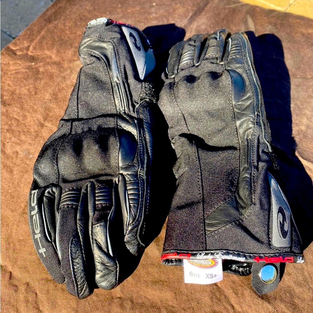 Women’s leather motorcycle gauntlet style gloves brand is Held and size is Xs